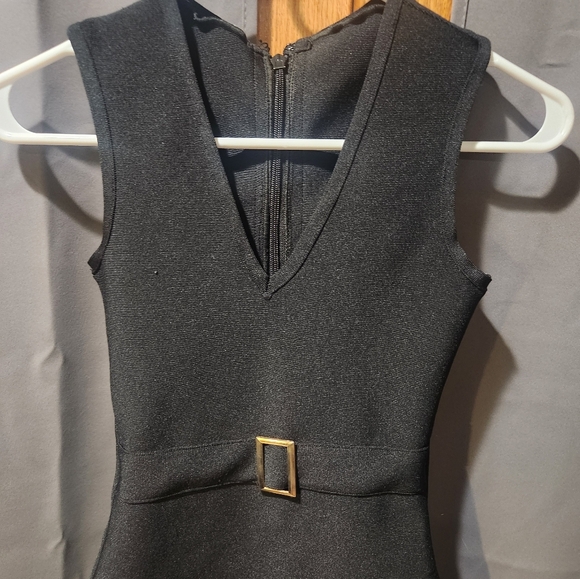 Elegant Black Sleeveless Dress - Picture 4 of 5